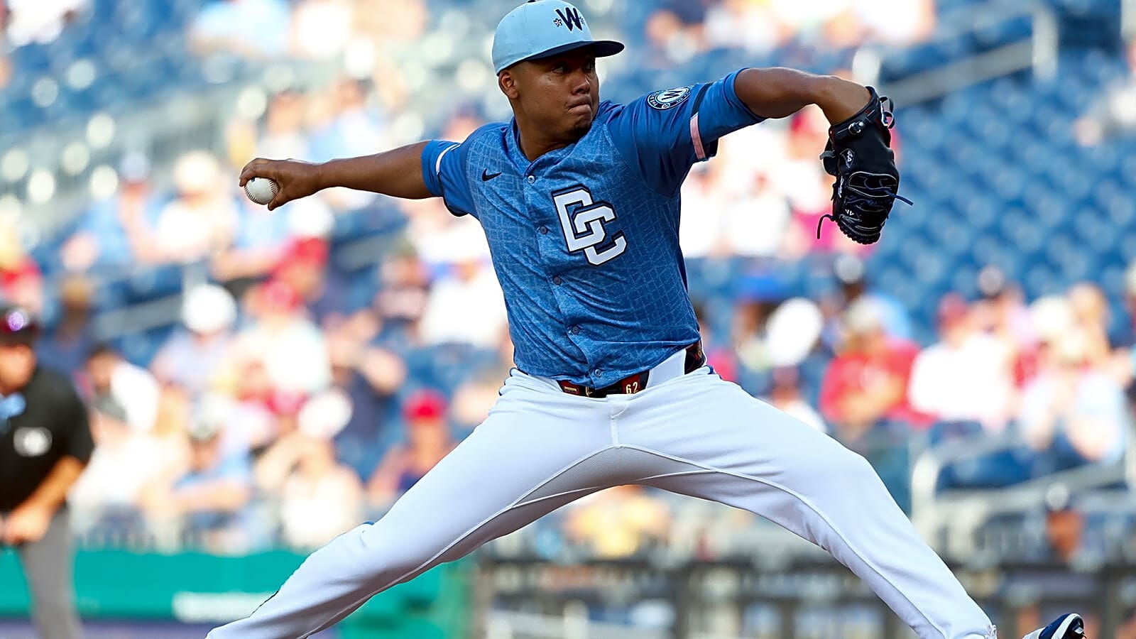 Twins agree to contract with ex-Dodgers pitcher