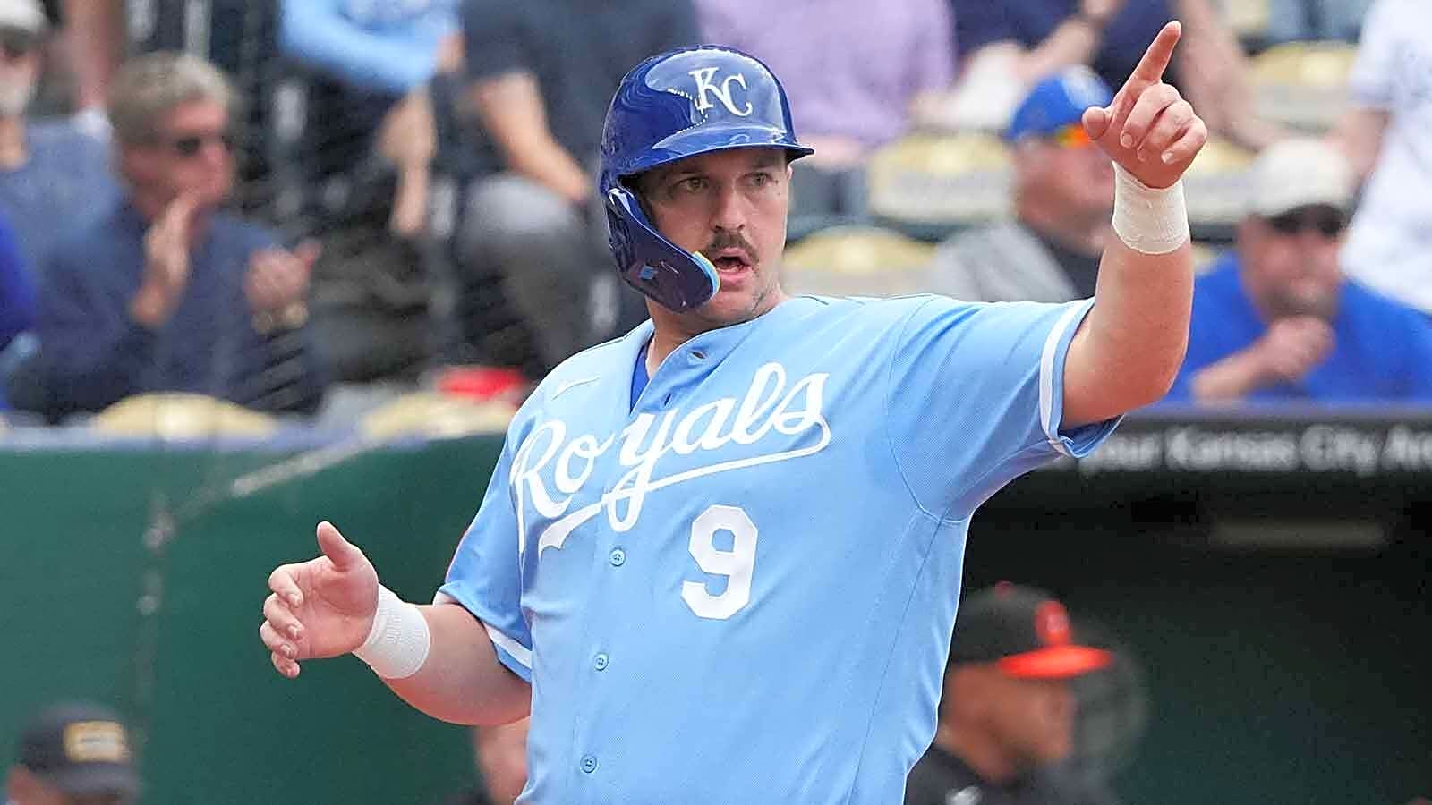 Royals’ Vinnie Pasquantino exits Athletics showdown with back injury