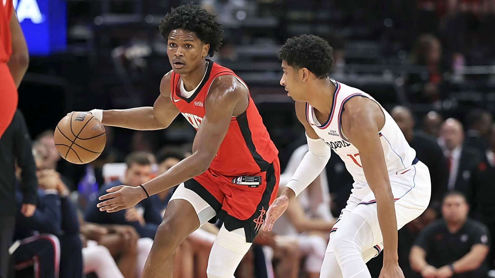 Rockets’ Amen Thompson nails putback dunk over Kris Dunn