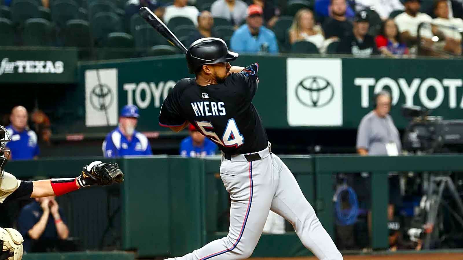 Reds add outfield depth in trade with Marlins