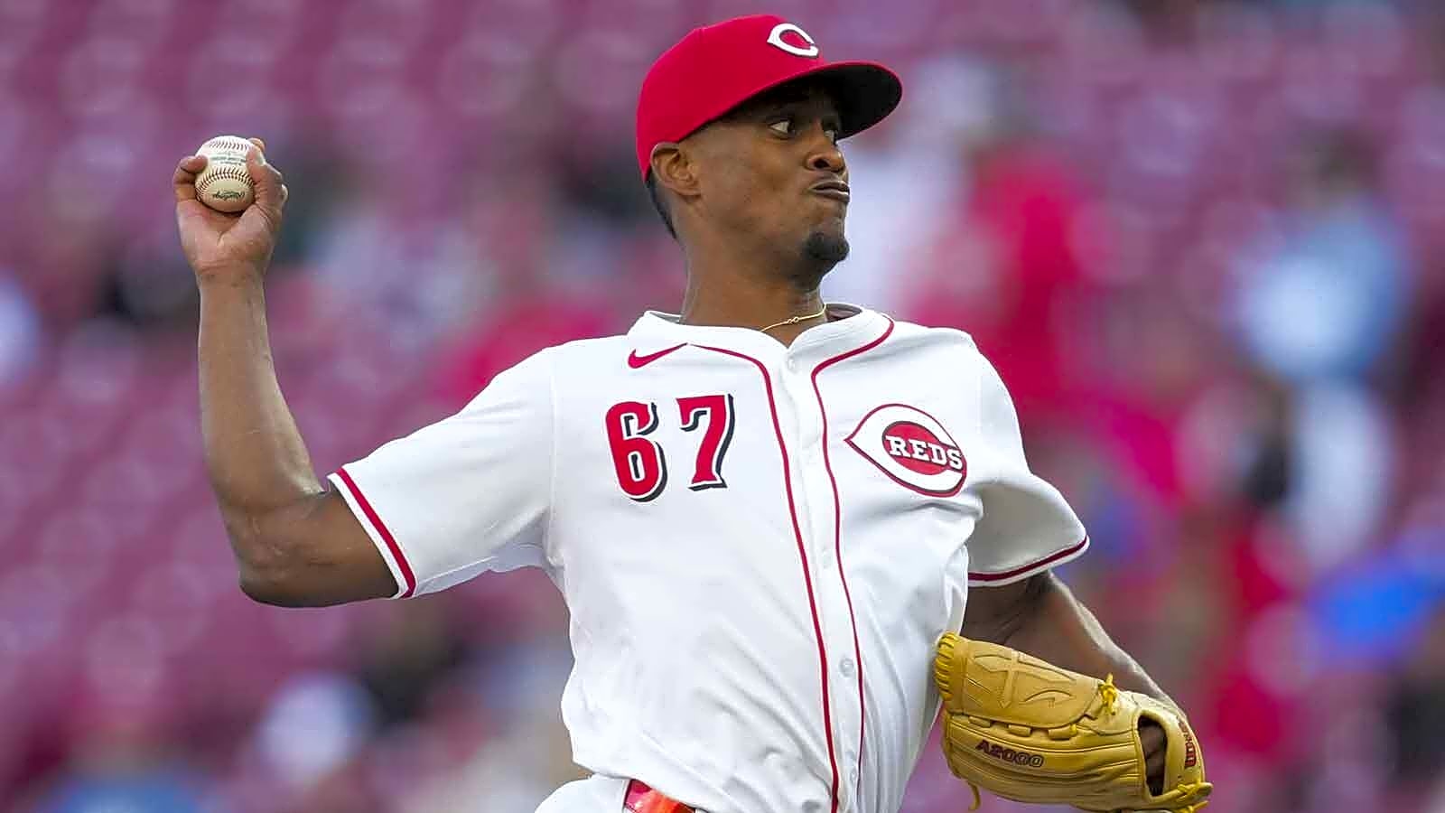 Mariners boost bullpen with righty reliever in Reds trade