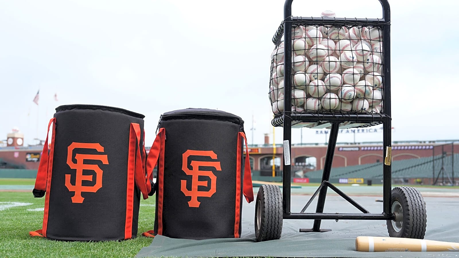 Giants sign intriguing starter, reliever duo in free agency