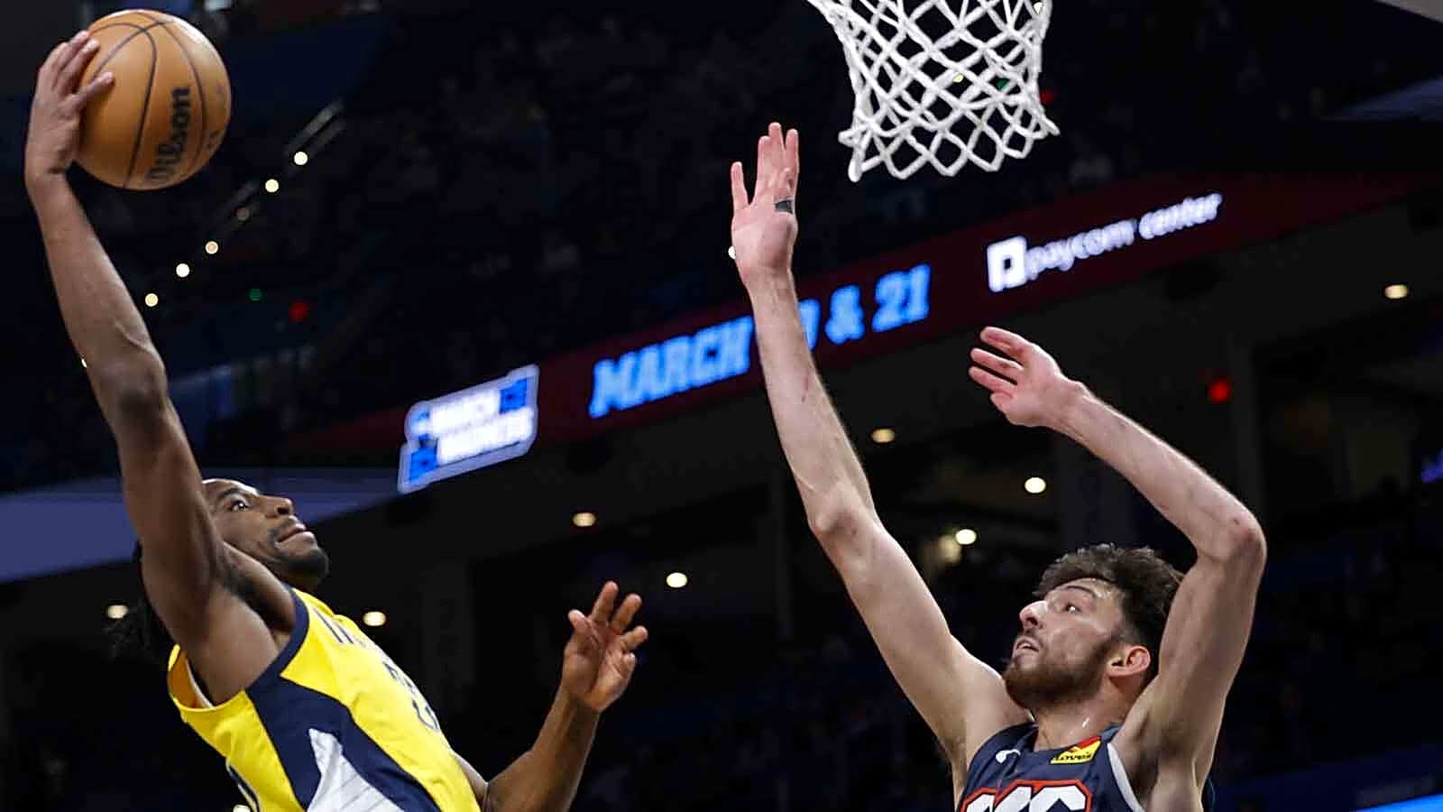 Pacers’ Aaron Nesmith throws down epic dunk over Thunder’s Chet Holmgren