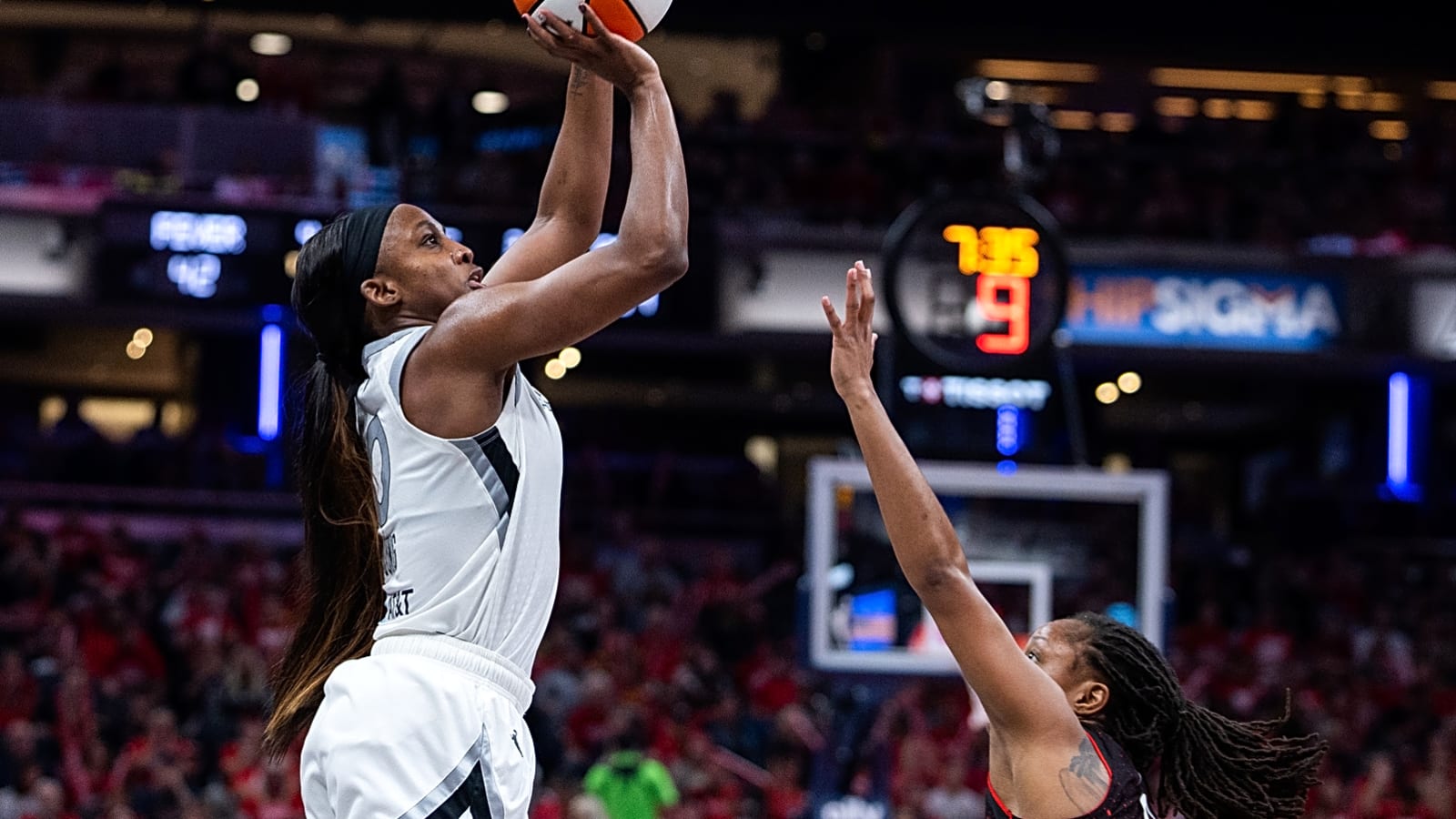 Jackie Young, Aces pull away for 2-1 edge over Fever