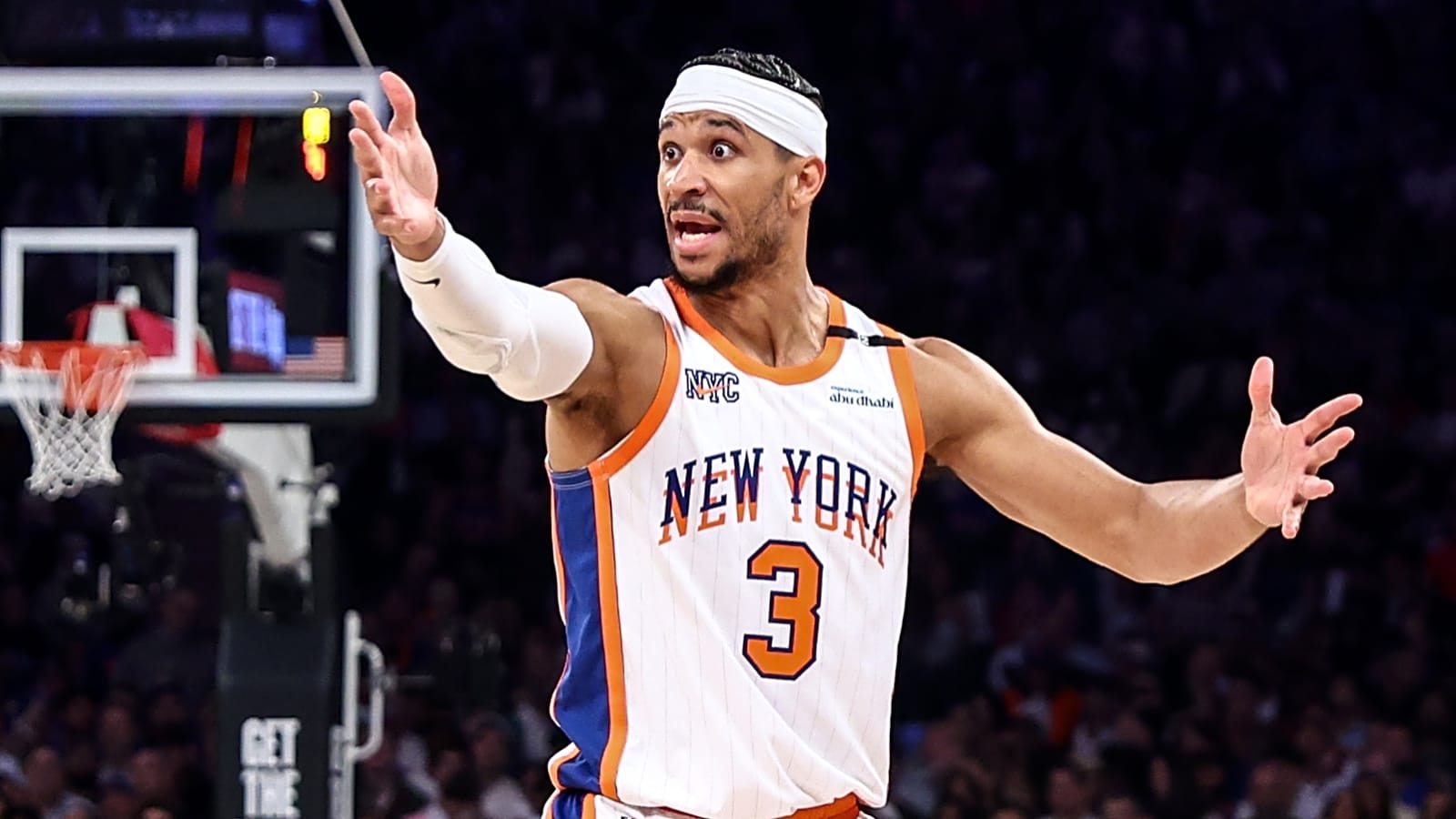 Knicks use unlikely scoring leader to take series lead over Celtics 