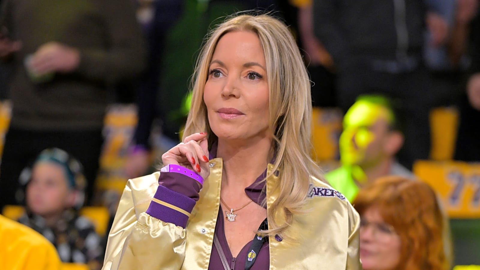 Buss family to sell Lakers for record-setting sum