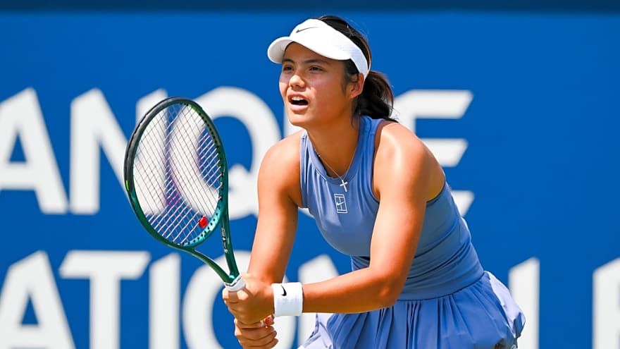 Emma Raducanu continues hot streak, cruises past Ruse at Canadian Open