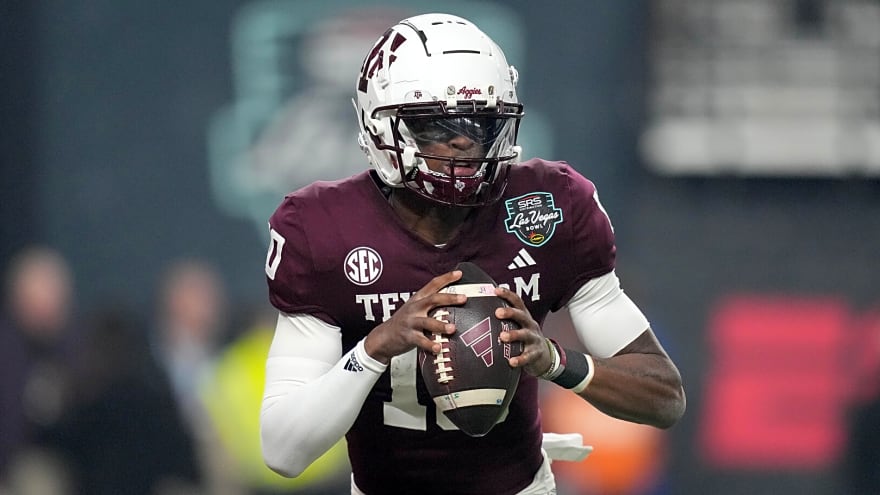 Johnny Manziel giving advice to Texas A&M QB Marcel Reed