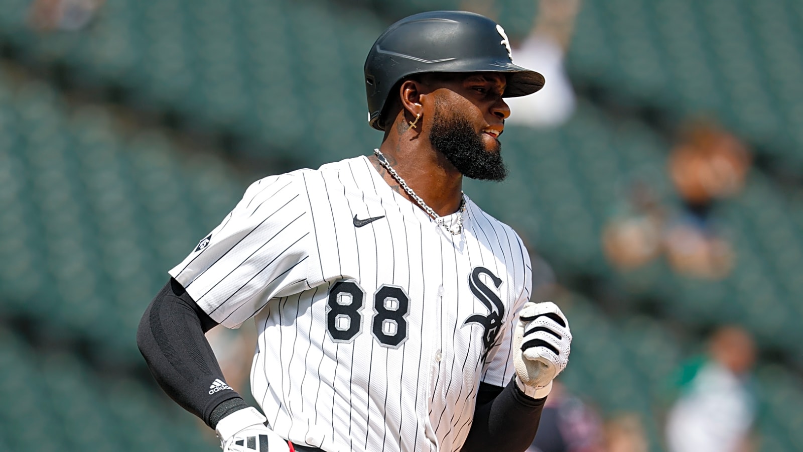 Insider reveals how many teams are interested in Luis Robert Jr.