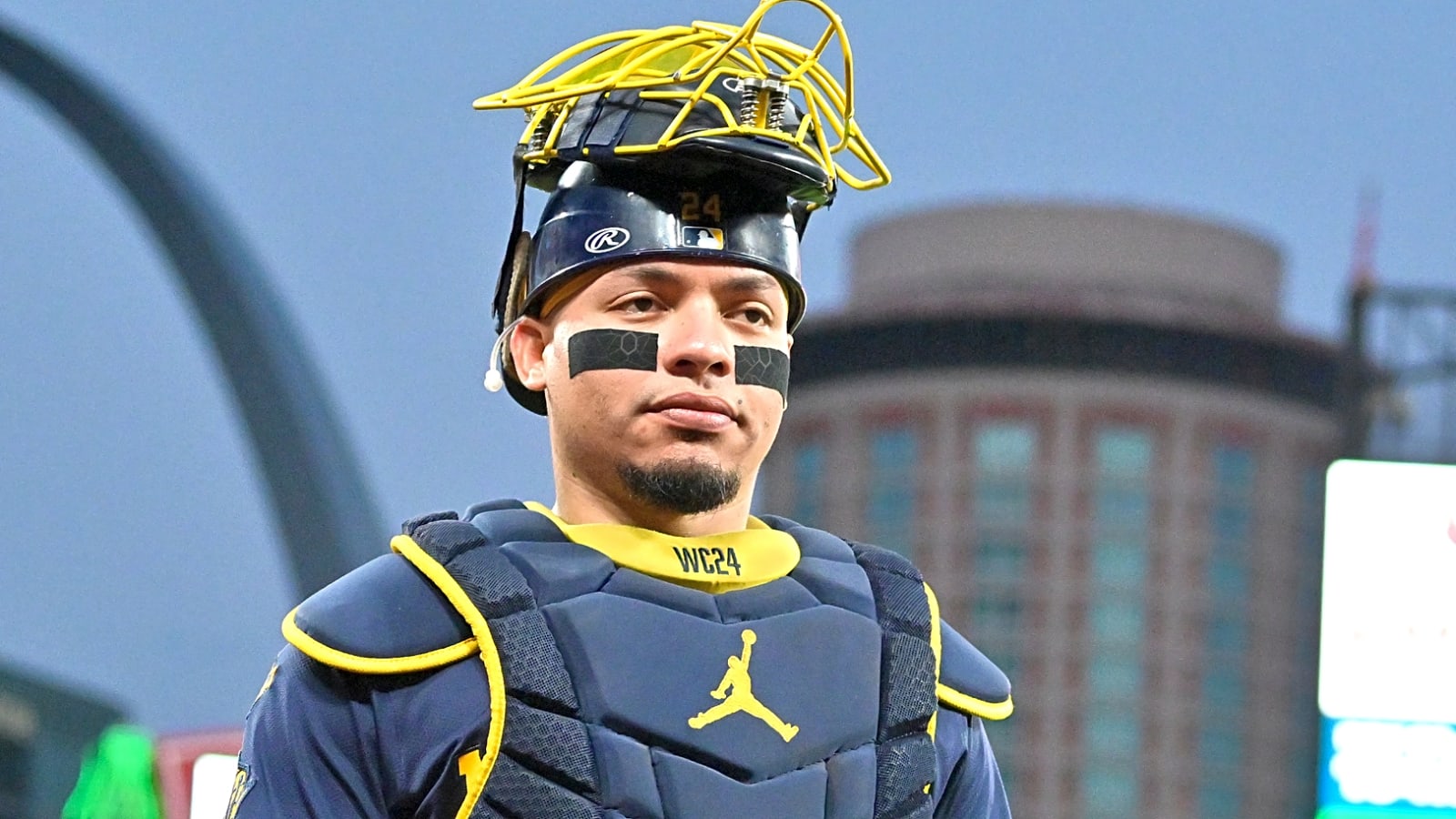 Brewers hold on for Game 1 win, as Rays make odd mistakes