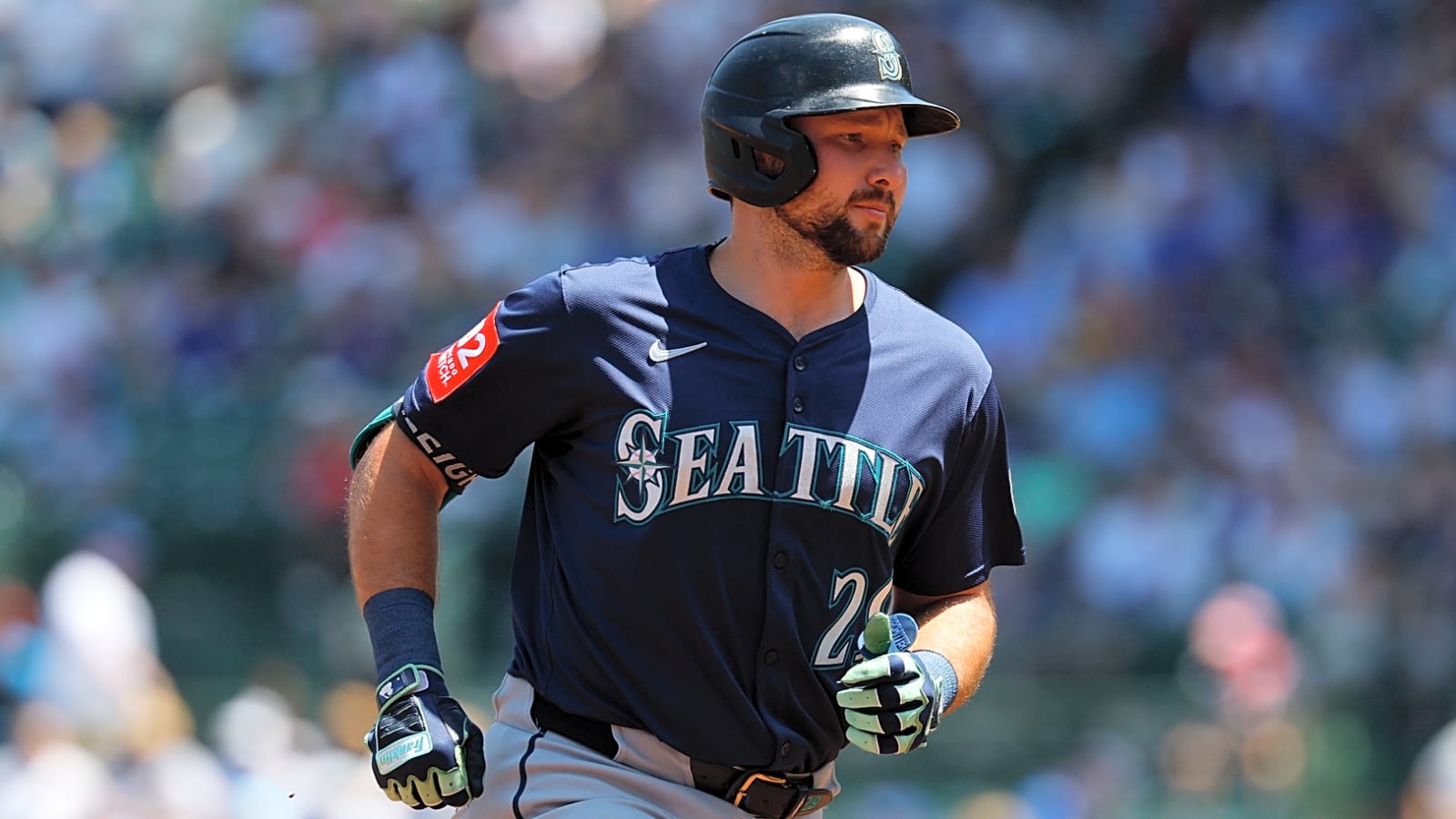Mariners catcher taking aim at MLB history