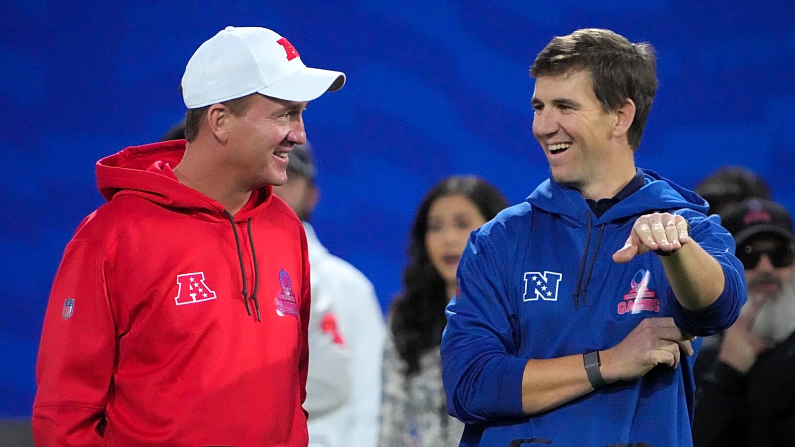 Eli Manning trolls brother Peyton over golf mishap