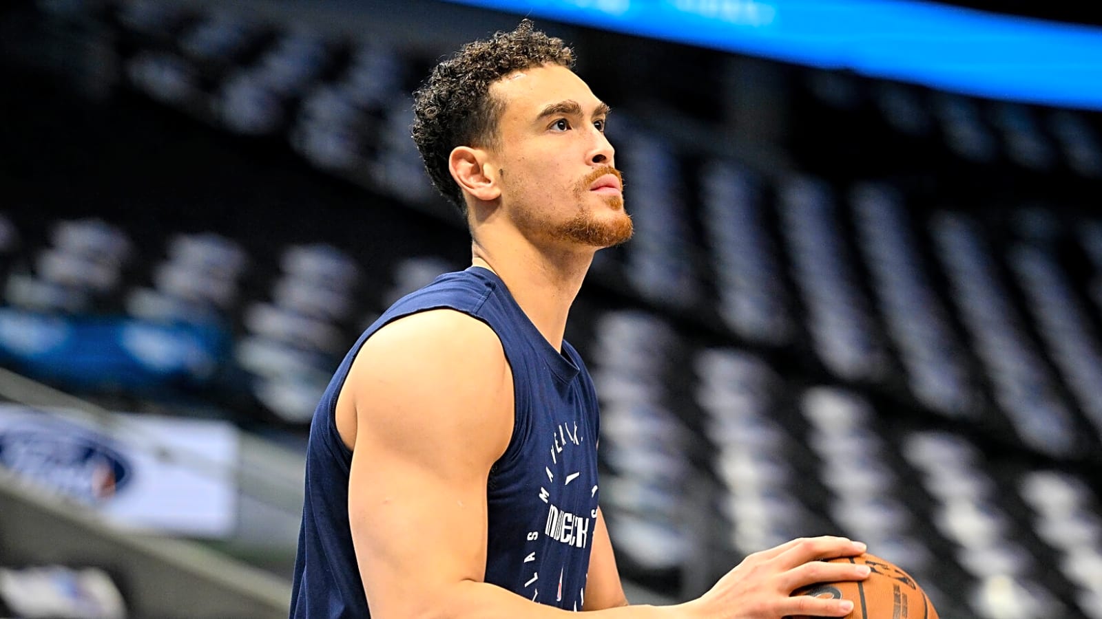 Report: Mavericks center to pick up player option
