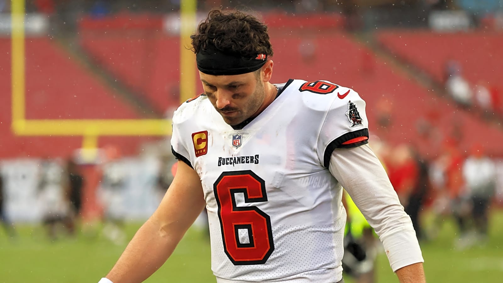 Baker Mayfield exits after suffering an ugly-looking finger injury