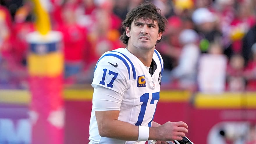 Daniel Jones is playing through a serious leg injury