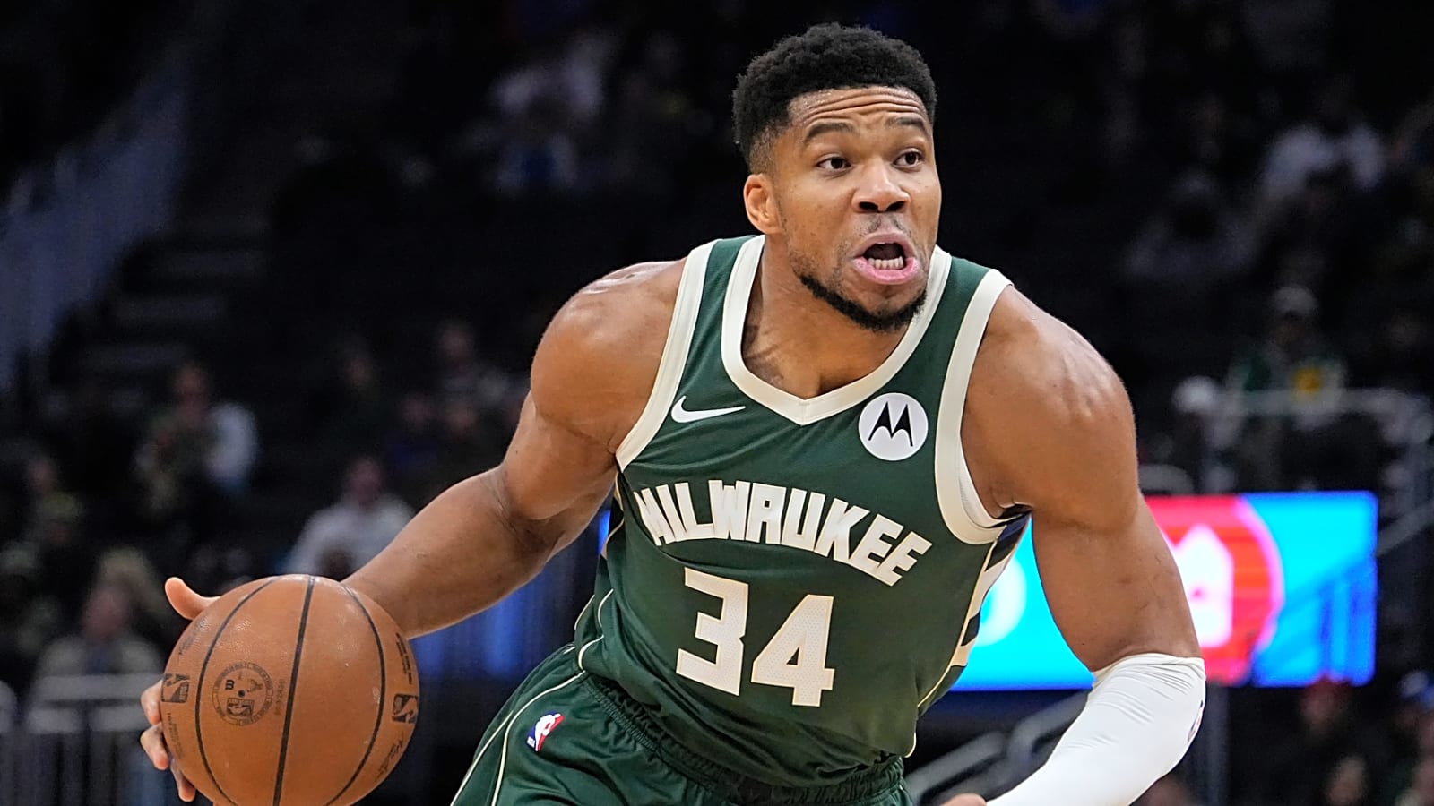 Bucks should be in no hurry to trade Giannis Antetokounmpo