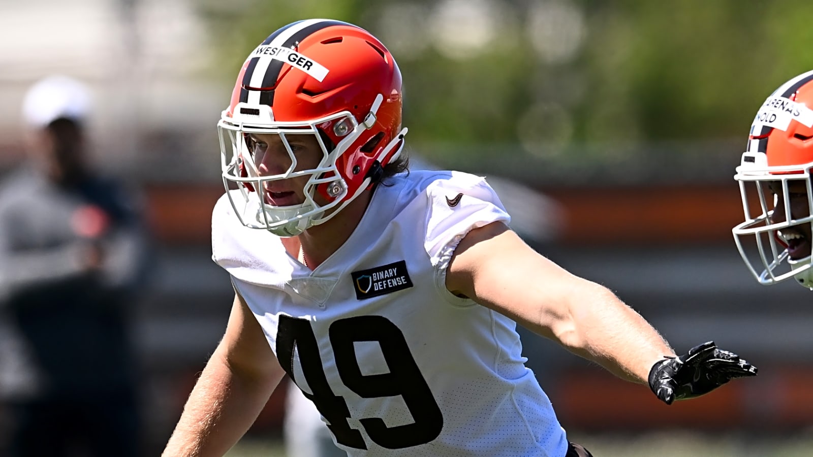 Browns sign two players to rookie deals