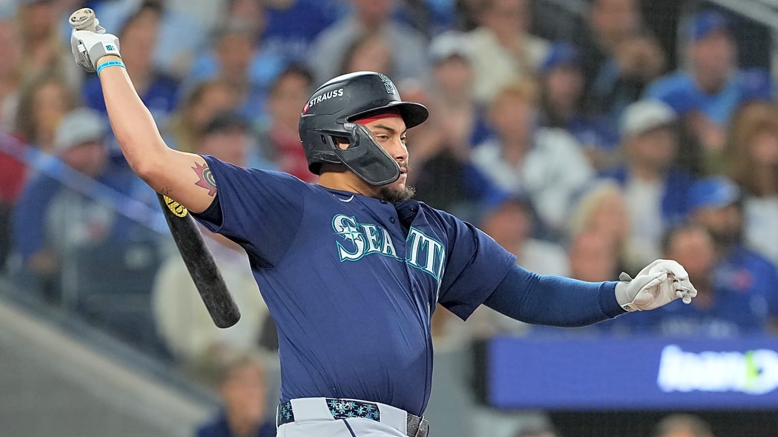 Mariners sign All-Star slugger to 5-year contract