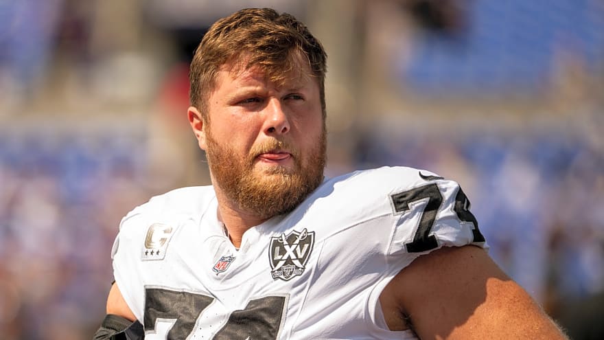 Raiders agree to contract extension with longest-tenured player