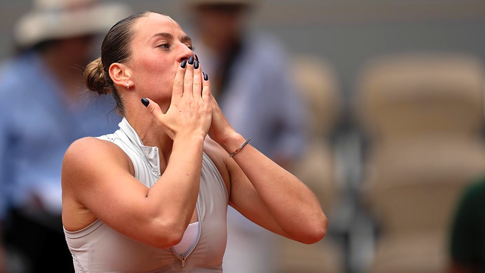 Marta Kostyuk stuns 4-time champ Iga Swiatek in Paris