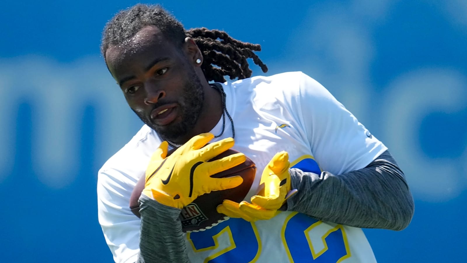 Najee Harris news could change Chargers' backfield plans