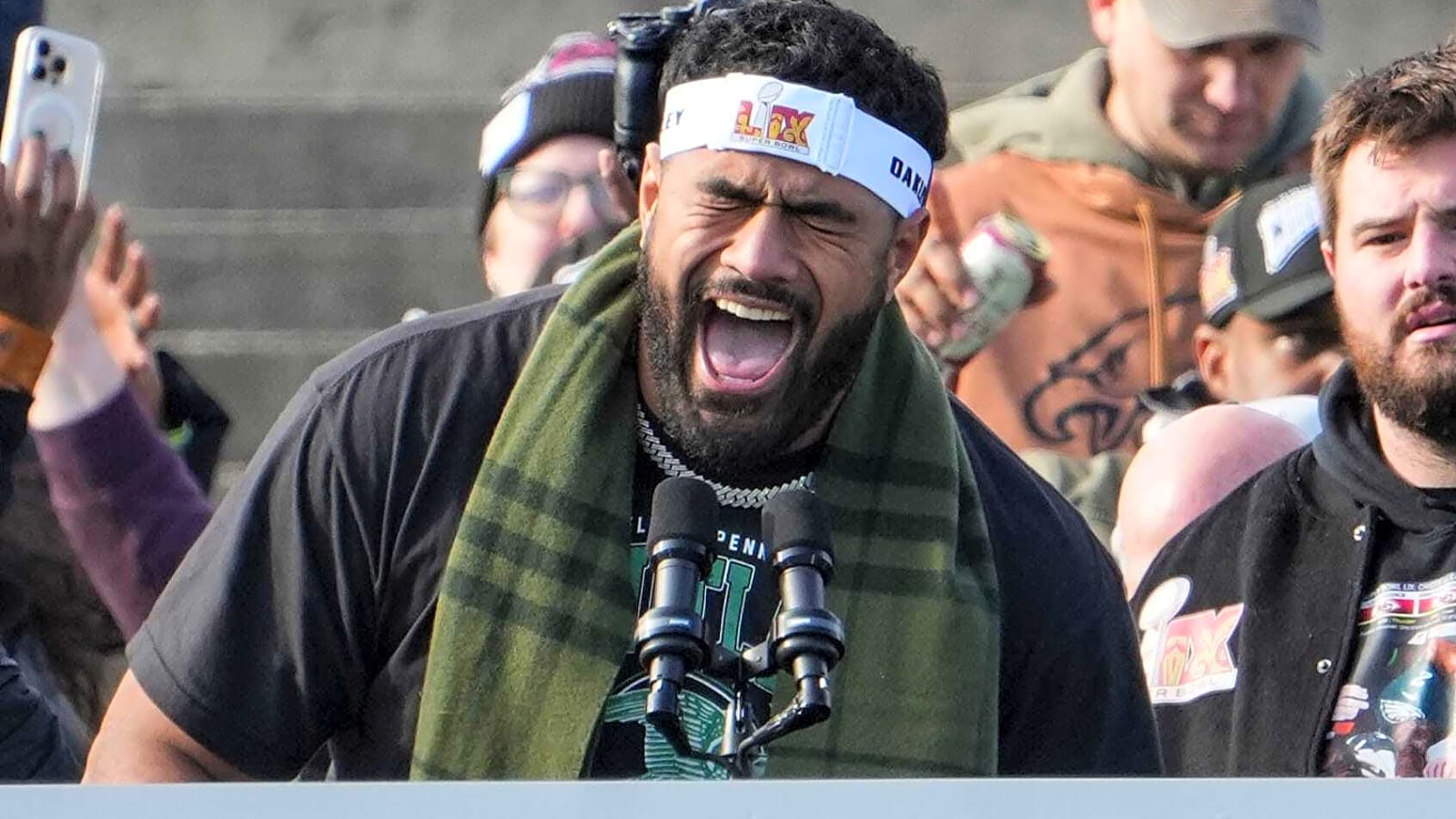 Eagles Left Tackle Takes Rookie O-Linemen Under His Wing, Delivers Message