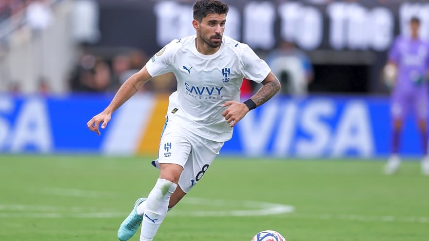 Man United on alert as midfielder rejects new contract at his club