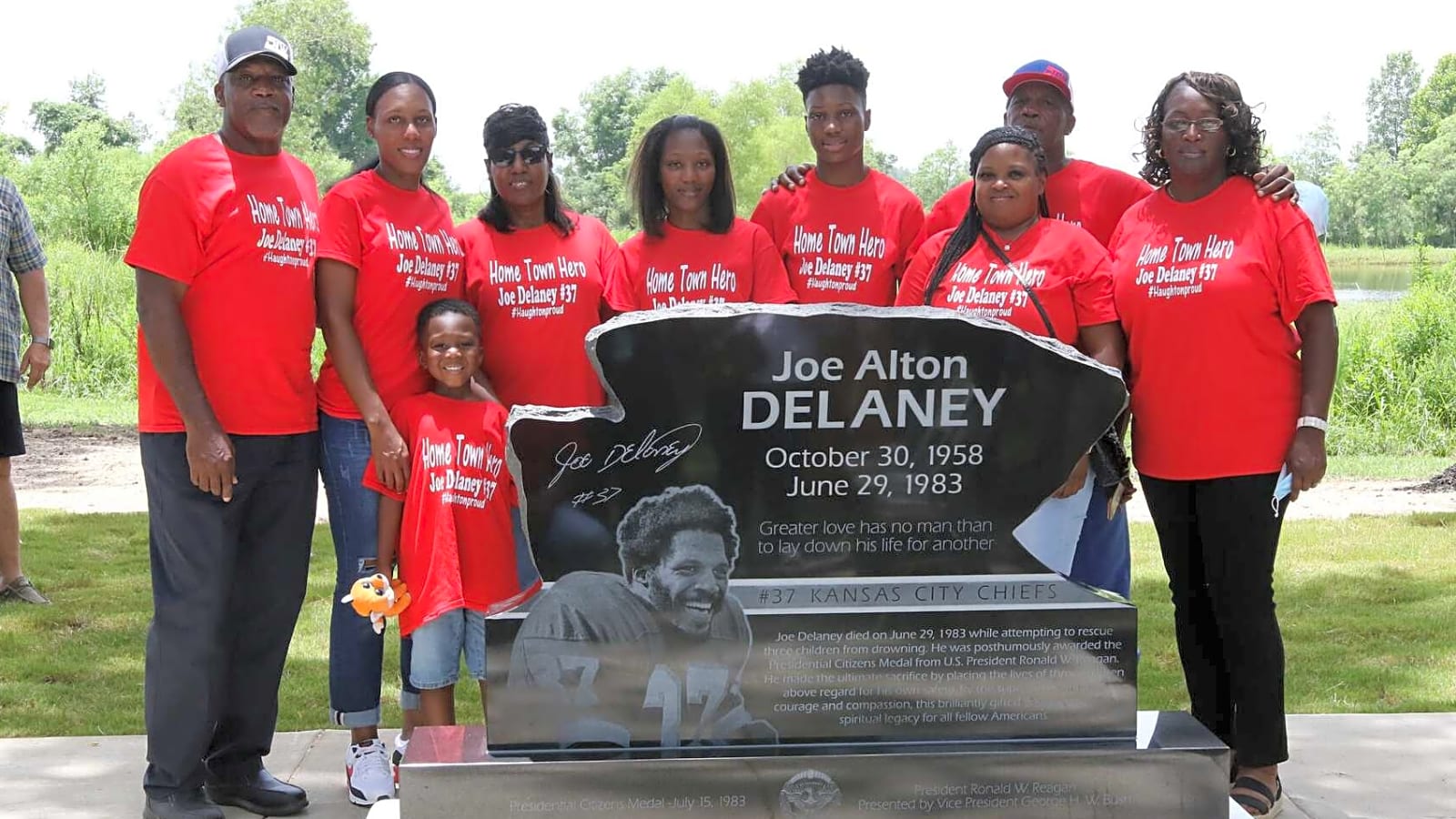 'Passed away a hero': Chiefs honor RB who died rescuing children
