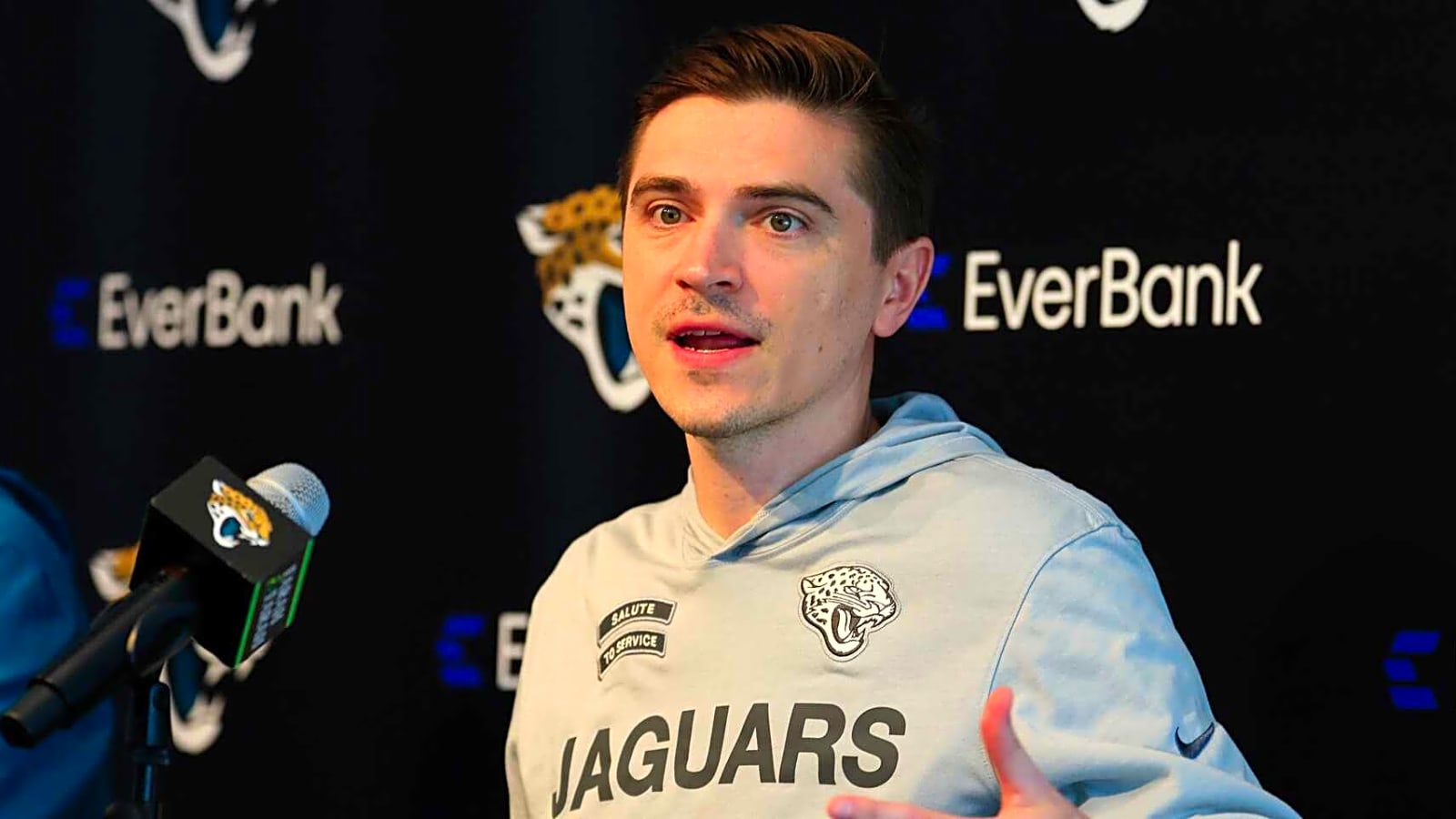 Jaguars actively seeking to trade up in first round of draft