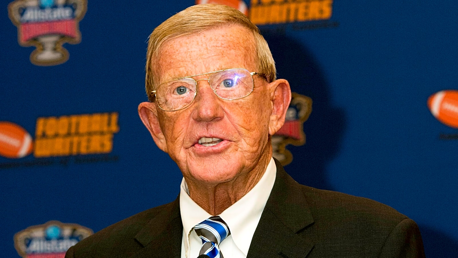 Lou Holtz's newspaper magic trick resurfaces after national championship-winning coach's death