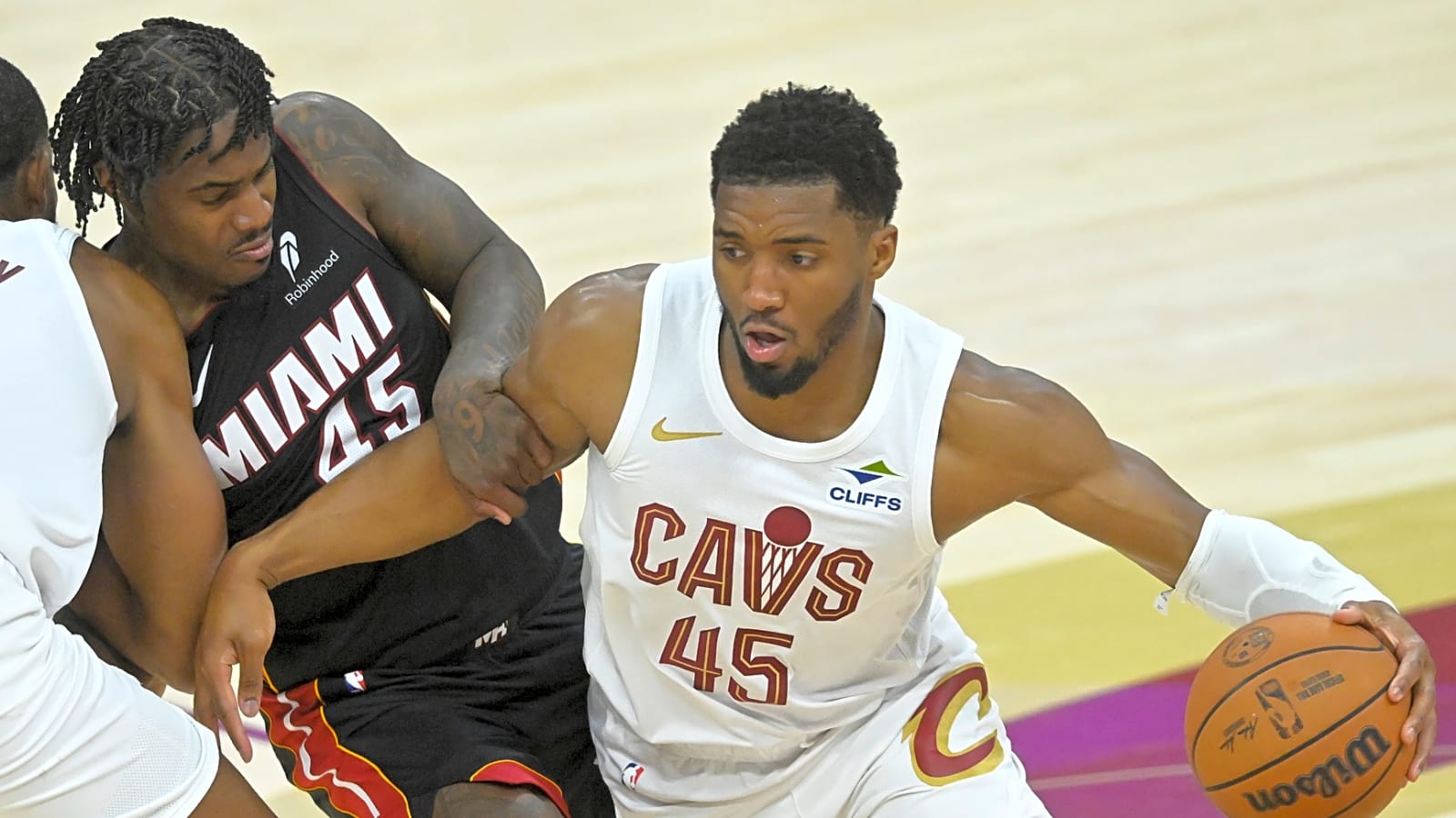 Donovan Mitchell outduels Davion Mitchell to take Game 2