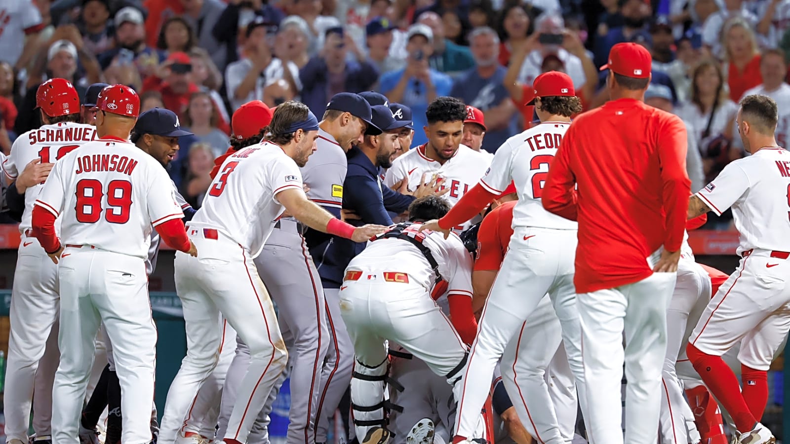 Players throw haymakers in wild Angels-Braves brawl