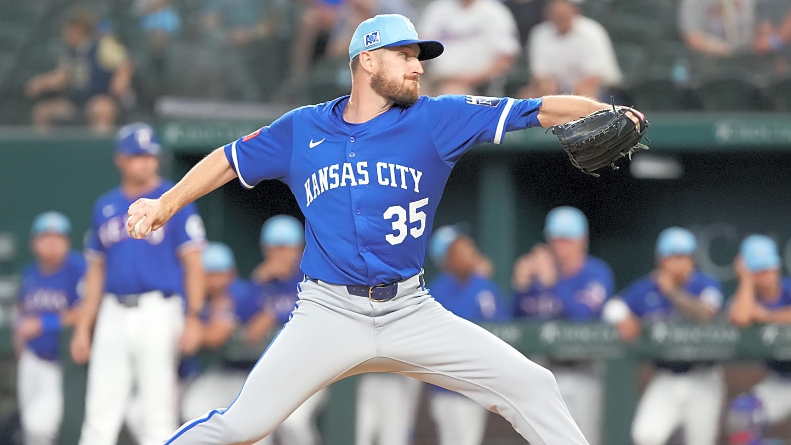 Dodgers re-sign veteran reliever
