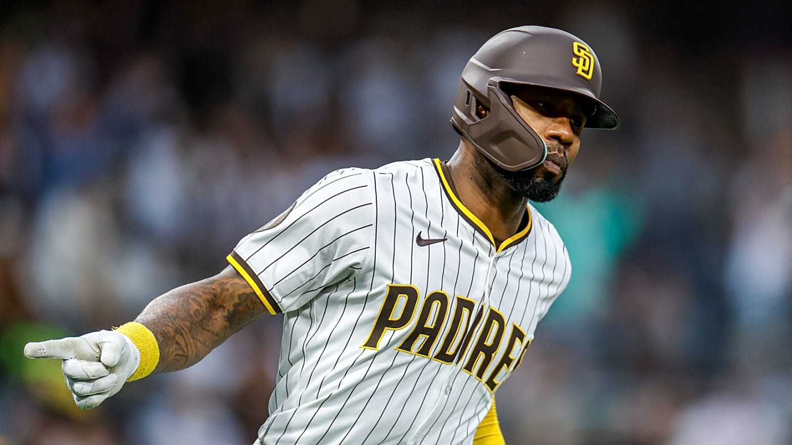 Padres lose five-time Gold Glove winner to injury 