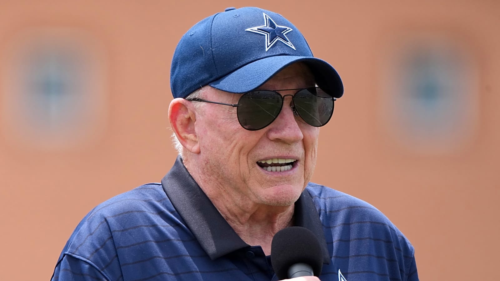 Micah Parsons situation gets uglier with Jerry Jones' comments