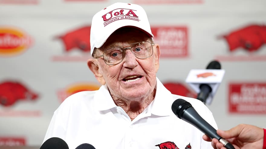 Legendary college football coach Lou Holtz dies at 89