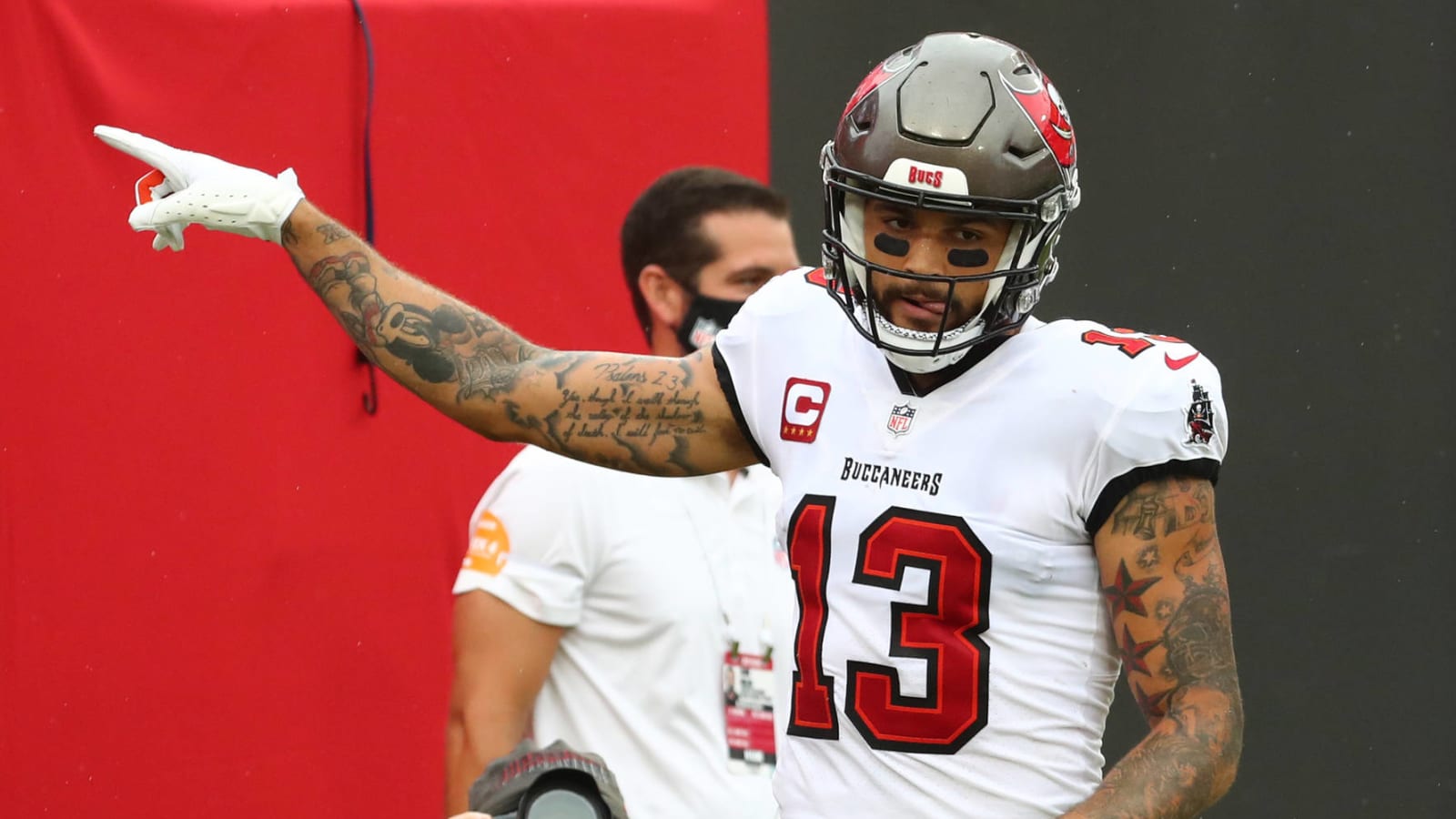 Mike Evans, Rayshawn Jenkins get into it with shoving match