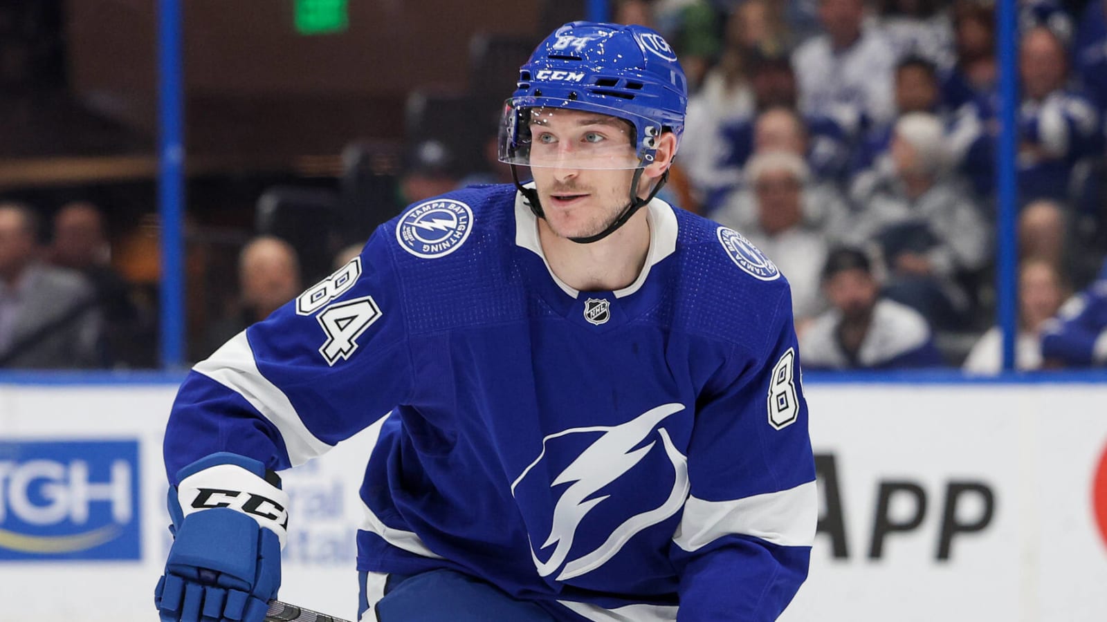 Leafs' fan ejected for climbing glass during exchange with Lightning player