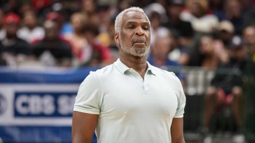 Charles Oakley is once more at odds with the Knicks
