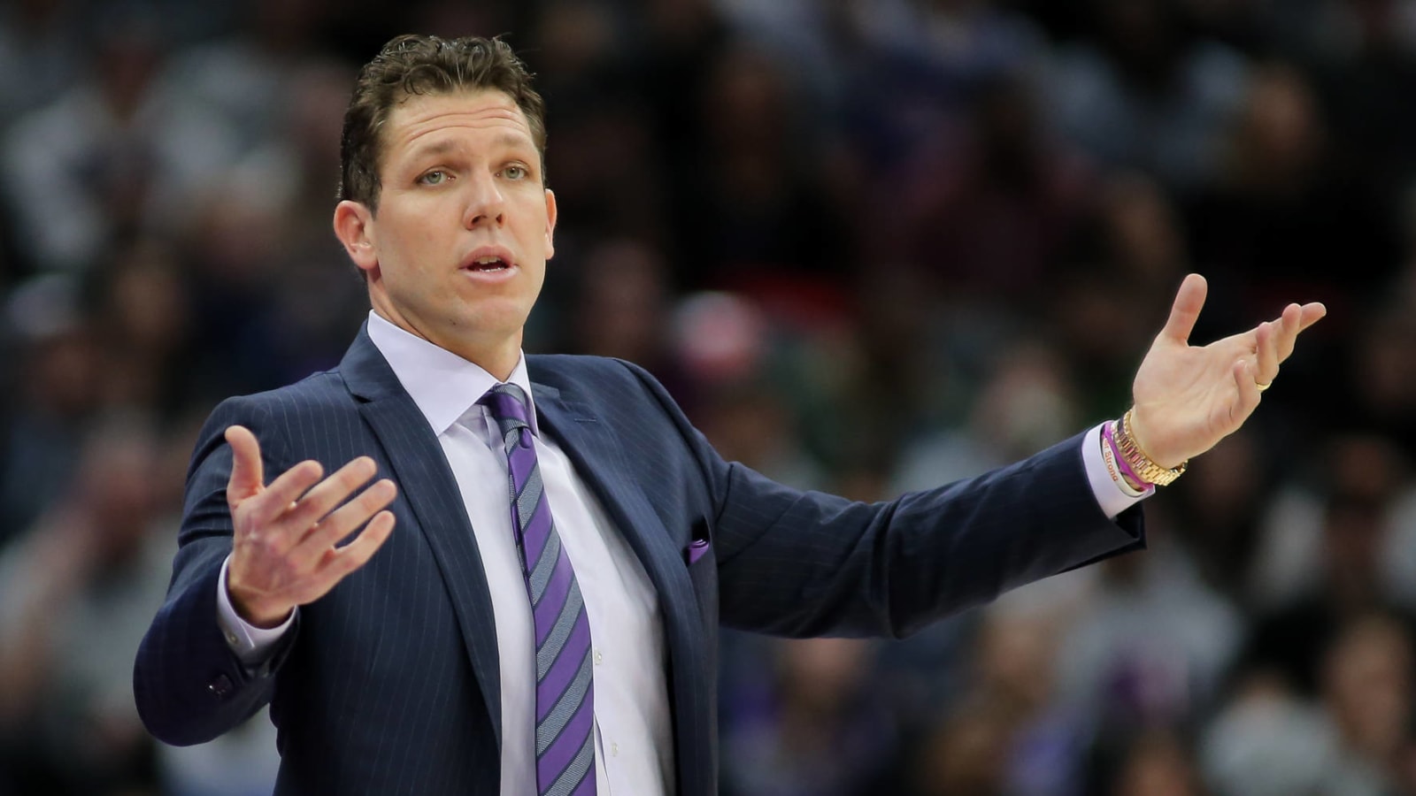 New Kings GM commits to Luke Walton as coach