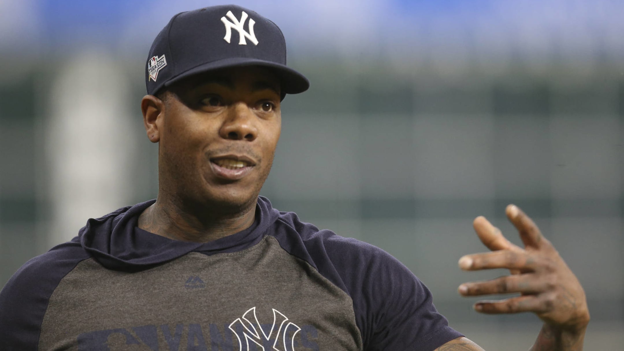 Cincinnati Reds shade Chicago Cubs' Aroldis Chapman during World