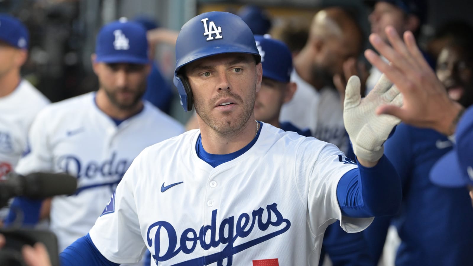 Dodgers' Freddie Freeman expected to play through finger injury