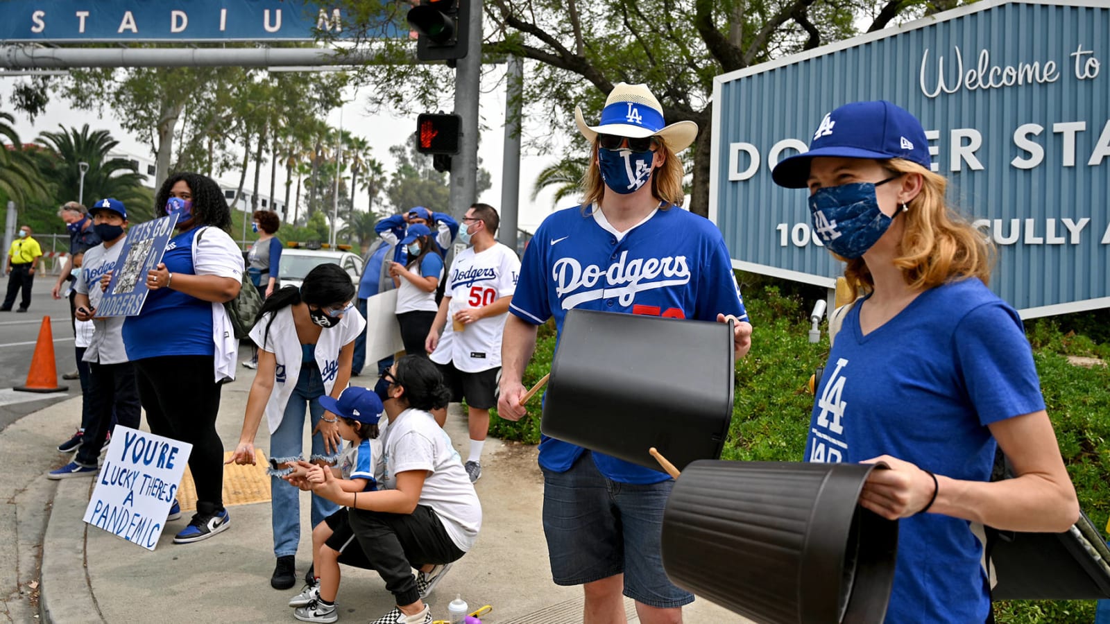 Fans gather near Dodger Stadium to shame Astros