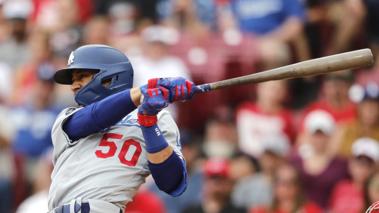 Dodgers' Mookie Betts gifts Reds fan a bat after he tossed TJ Friedl's first home run ball back