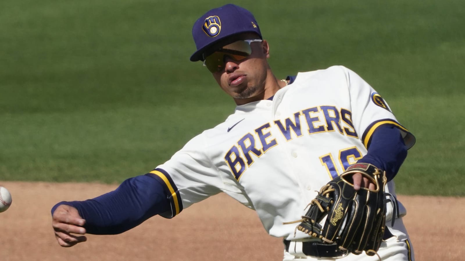 Brewers place second baseman Kolten Wong on IL with oblique strain