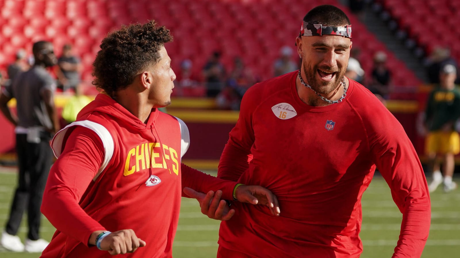 Could Mahomes, Kelce serve as 'SNL' co-hosts?