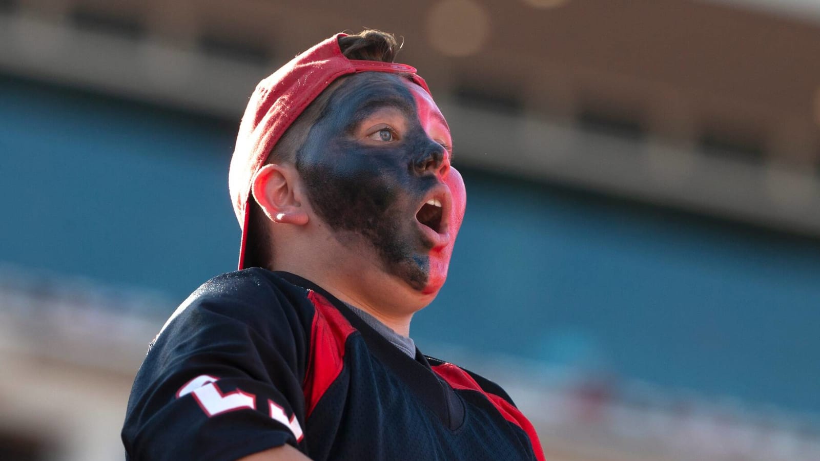 Texas Tech fan goes viral for ‘Horns Down’ video Yardbarker