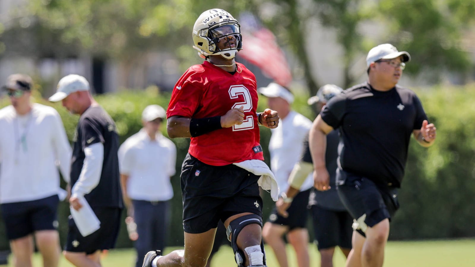 Jameis Winston ditches brace on surgically repaired knee