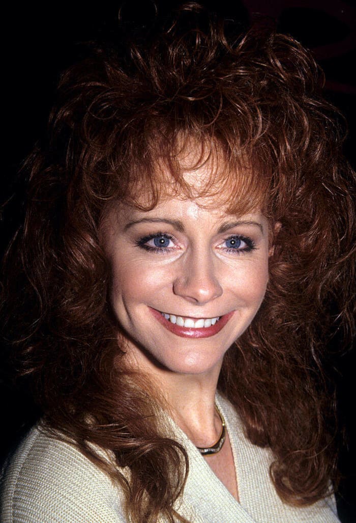 1993: Reba McEntire and Linda Davis at the CMA Awards