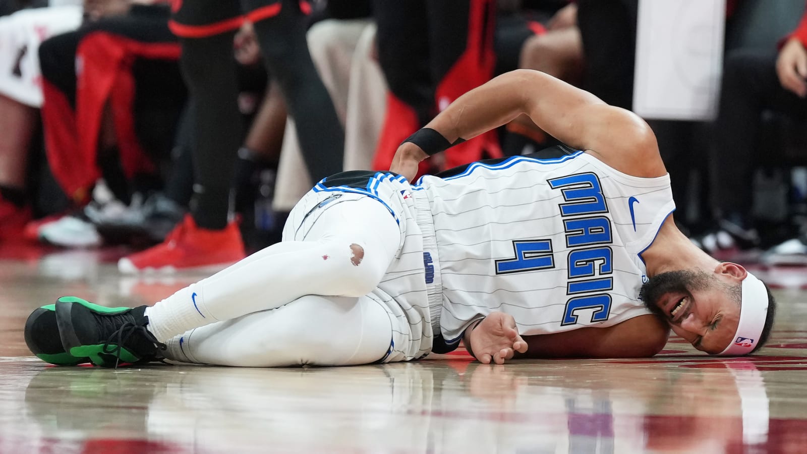 Magic star out indefinitely with knee injury